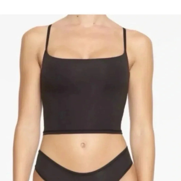 SKIMS Fits Everybody Cropped Cami w/Shelf Bra Onyx (black) Small NWT - Picture 2 of 4